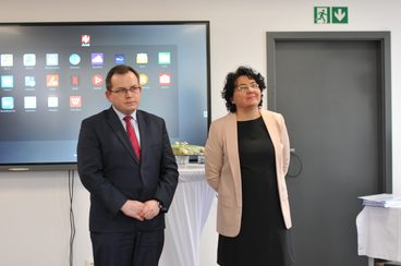 W Zespole Szkół nr 1 w Wieluniu podpisano umowę na budowę boiska